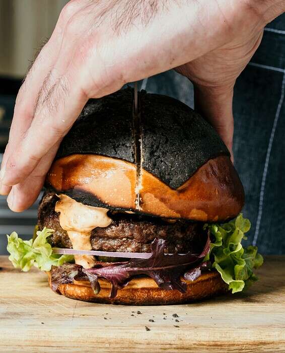 לחמניית בריוש עם קראסט שחור // צילום: MY SOCIAL